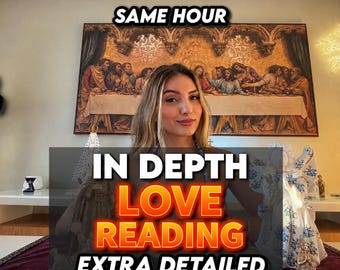 Puede incluir: Una persona situada frente a una gran impresión mural de La Última Cena. Las superposiciones de texto dicen SAME HOUR, IN DEPTH LOVE READING y EXTRA DETAILED. Dos figuras decorativas están colocadas sobre la superficie frente a la persona.