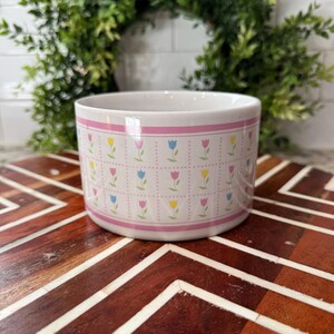 Maceta vintage FTDA Tulip Cache Pot, maceta de cerámica de los años 80, cuenco floral rosa, azul y amarillo, hecha en Corea, decoración cottagecore.