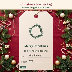 Puede incluir: Una etiqueta de regalo rectangular de color crema con un agujero en la parte superior y un cordel marrón. Presenta una ilustración de corona verde, el texto "Merry Christmas to a wonderful teacher" y líneas para "TO: Mrs Rivera" y "FROM: Ava."