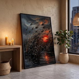Può includere: Un'opera d'arte murale rettangolare incorniciata che raffigura un paesaggio scuro e tempestoso con alti canneti in silhouette contro un sole rosso vibrante al tramonto sull'acqua, con pennellate espressive.