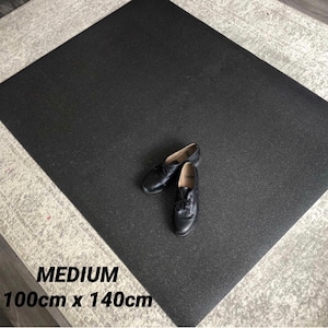 Peut inclure: Tapis de danse noir avec une surface texturée. Le tapis mesure 100 cm sur 140 cm.  MEDIUM 100cm x 140cm est imprimé sur le tapis.