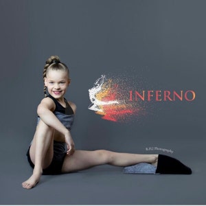 Könnte beinhalten: Ein junges Mädchen in einem schwarzen und grauen Sportoutfit sitzt mit weit gespreizten Beinen und trägt schwarze Tanzschuhe. Der Hintergrund ist grau mit einem roten und weißen abstrakten Design und dem Wort "INFERNO" in weißem Text.