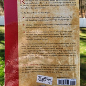 Op de afbeelding: De achterkant van een boek getiteld "The Big Book of Runes and Rune Magic" door Edred Thorsson. De boekomslag is bruin met rode tekst en een rode rand. De boekomslag bevat een beschrijving van de inhoud van het boek en de biografie van de auteur. De boekomslag bevat ook een barcode en een ISBN-nummer.