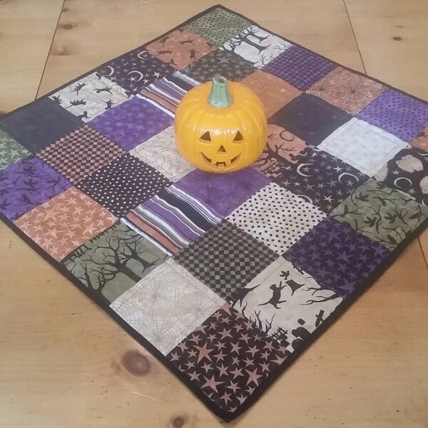 Halloween adorno de mesa de Patchwork, gatos, árboles, estrellas, buhos, lunas, rayas, puntos, verificación, imágenes clásicas de Halloween, Halloween tradicional