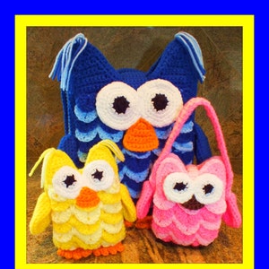 Może przedstawiać: Trzy pluszowe zabawki w kształcie sowy, wykonane na szydełku. Największa sowa jest niebieska z białymi oczami i pomarańczowym dziobem. Średnia sowa jest żółta z białymi oczami i pomarańczowym dziobem. Najmniejsza sowa jest różowa z białymi oczami i brązowym dziobem.