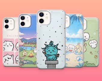 Puede incluir: Cinco fundas transparentes para smartphone con personajes de dibujos animados. Los diseños incluyen una cuadrícula rosa, una escena de fogata, un personaje como la Estatua de la Libertad, una playa con palmeras y un fondo verde claro.