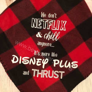 Puede incluir: Una manta a cuadros rojos y negros con texto blanco. El texto dice: "Ya no hacemos Netflix & chill... Es m&aacute;s como Disney Plus y Thrust".