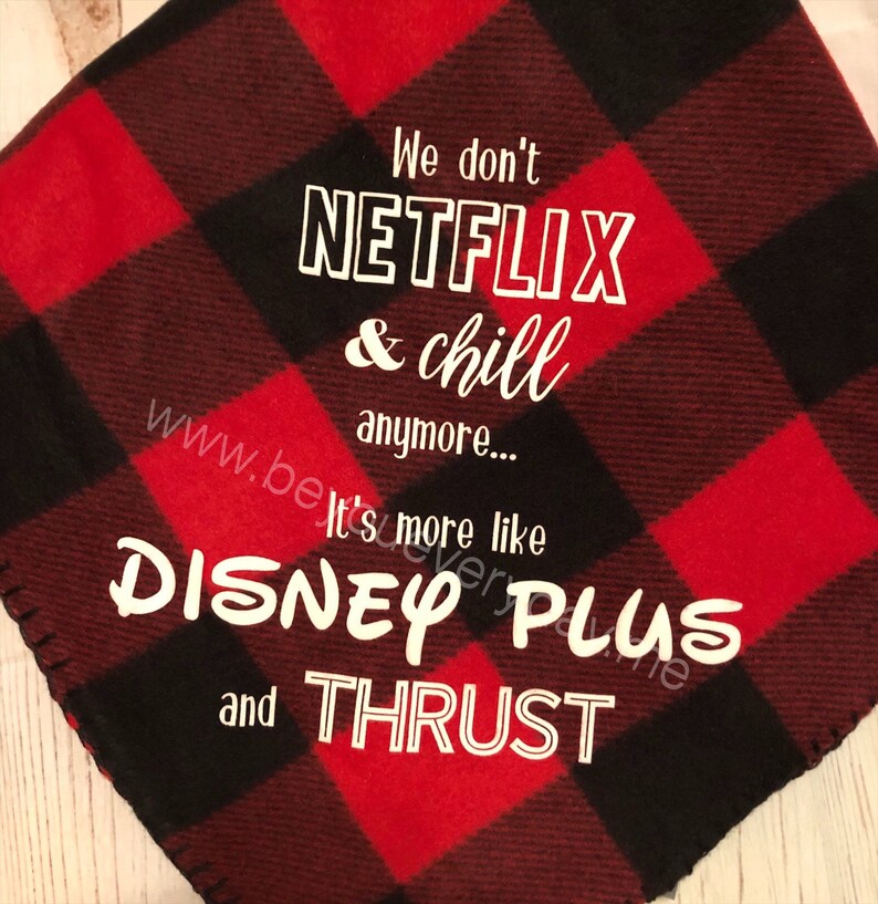 Puede incluir: Una manta a cuadros rojos y negros con texto blanco. El texto dice: "Ya no hacemos Netflix & chill... Es m&aacute;s como Disney Plus y Thrust".