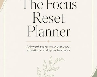 Może przedstawiać: Okładka planera z kremowym tłem, szałwiowo-zielonymi akcentami i cienką ramką. Tekst brzmi: The Focus Reset Planner. A 4-week system to protect your attention and do your best work. Prosty rysunek liniowy gałązki z liśćmi znajduje się na dole pośrodku.