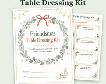 Może przedstawiać: Zestaw do dekoracji stołu Friendsmas w formacie PDF do druku z ilustracją wieńca, czerwoną kokardą, ostrokrzewem i gałązkami sosny. Tekst zawiera karty menu, lodołamacze, wizytówki i listę kontrolną dla gospodarza.
