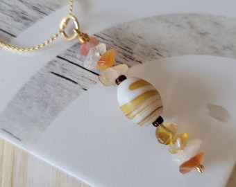 Carneoolketting, edelsteensieraden, kristallen ketting, carneoolsieraden, genezend kristal, ketting met laagjes, glaskralen, carneoolkralen