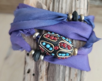Vintage Seidenwickelarmband, handgefärbtes Seidenbandarmband, zweckentfremdete Rohrandseide mit Uhrenanhänger, Boho Wickelarmband, Boho Armband