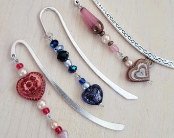 Herz Charm Lesezeichen, Metall Haken Lesezeichen, kleines handgemachtes Perlen Lesezeichen, Herz Lesezeichen, Geschenkidee zum Valentinstag für einen Buchliebhaber