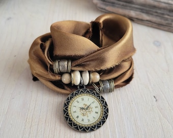 Vintage Seidenwickelarmband, handgefärbtes Seidenbandarmband, zweckentfremdete Rohrandseide mit Uhrenanhänger, Boho Wickelarmband, Boho Herbst Armband