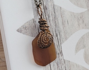 Collier en verre de mer, bijoux de plage, miel, marron, verre de mer, collier avec pendentif, fil enveloppé, fil de bronze, bijoux bohèmes, authentique