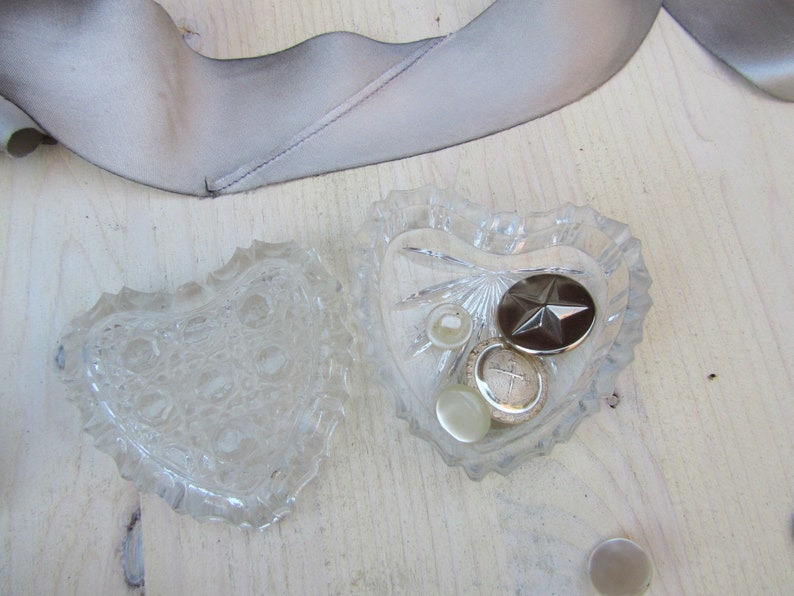 Heart Shaped Led Cut Crystal Vintage Ring Box Flat Lay Details Mini Jewelry Box Wedding Prop Heart Box Antique Trinket Container