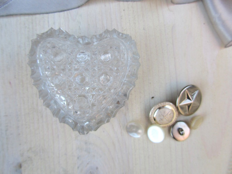 Heart Shaped Led Cut Crystal Vintage Ring Box Flat Lay Details Mini Jewelry Box Wedding Prop Heart Box Antique Trinket Container
