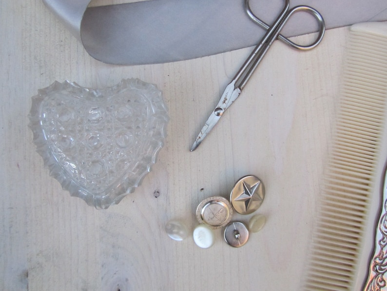Heart Shaped Led Cut Crystal Vintage Ring Box Flat Lay Details Mini Jewelry Box Wedding Prop Heart Box Antique Trinket Container