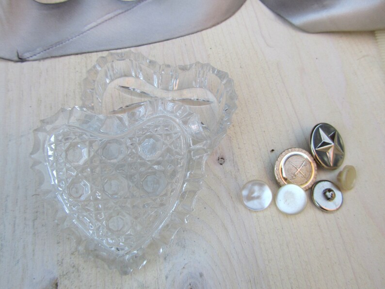 Heart Shaped Led Cut Crystal Vintage Ring Box Flat Lay Details Mini Jewelry Box Wedding Prop Heart Box Antique Trinket Container