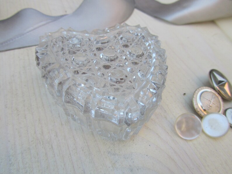 Heart Shaped Led Cut Crystal Vintage Ring Box Flat Lay Details Mini Jewelry Box Wedding Prop Heart Box Antique Trinket Container