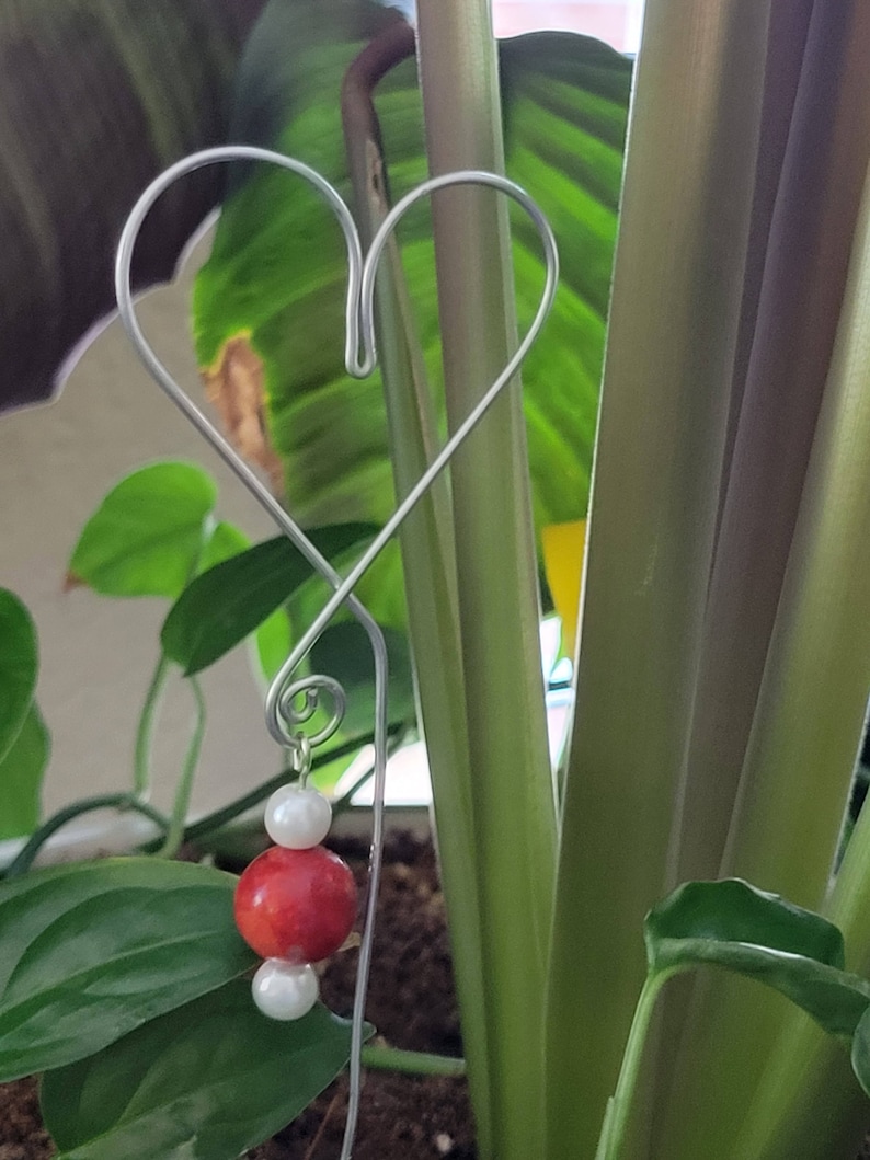 Handmade Heart Shaped Plant Stake, Plant Décor, wire heart with a spiral design, Plant Decor, Wire Heart Plant Stake, Plate Lover Gift, Choice of Color & Size, Plant mom gift, plant lover gift, twisted wire plant stake heart.  Bead heart plant stake