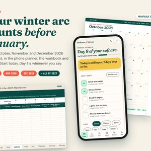 Pu&ograve; includere: Un set di pianificatori digitali con uno smartphone che mostra un'app per il monitoraggio delle abitudini, una pagina di calendario stampabile di ottobre 2026 e un'interfaccia di foglio di calcolo Excel. Il testo include Your winter arc counts before January.