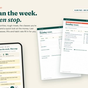 Pu&ograve; includere: Un'interfaccia di pianificazione digitale su uno schermo di smartphone e due pagine stampate con il testo Sunday reset. Il layout include sezioni per le priorit&agrave; settimanali, la pianificazione dei pasti, i corsi e le finanze con griglia a punti.