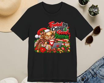 Weihnachts-T-Shirt „Fueled by Coffee & Good Records“, Geschenk von Armadillo Records Management