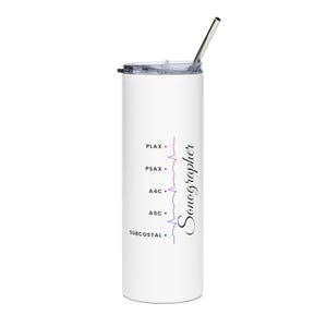 Peut inclure: Un gobelet cylindrique blanc en acier inoxydable avec un couvercle transparent et une paille en métal. Le côté présente une ligne de rythme cardiaque dégradée, le texte Sonographer et les abréviations PLAX, PSAX, A4C, A5C et SUBCOSTAL.