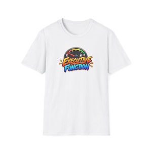 Op de afbeelding: Een wit t-shirt met korte mouwen en een afbeelding op de borst van een brandstofmeter met een rode naald die op leeg staat. Onder de meter staat de tekst "EXECUTIVE FUNCTION" in een vet, kleurrijk lettertype met gele accenten.