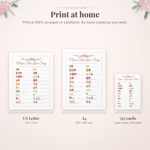 Pu&ograve; includere: Un foglio di gioco digitale intitolato Name That Love Song con indizi emoji e righe vuote per le risposte. L'immagine mostra tre formati: US Letter 21,6 x 27,9 cm, A4 210 x 297 mm e carte 12,7 x 17,8 cm, decorati con motivi floreali rosa.