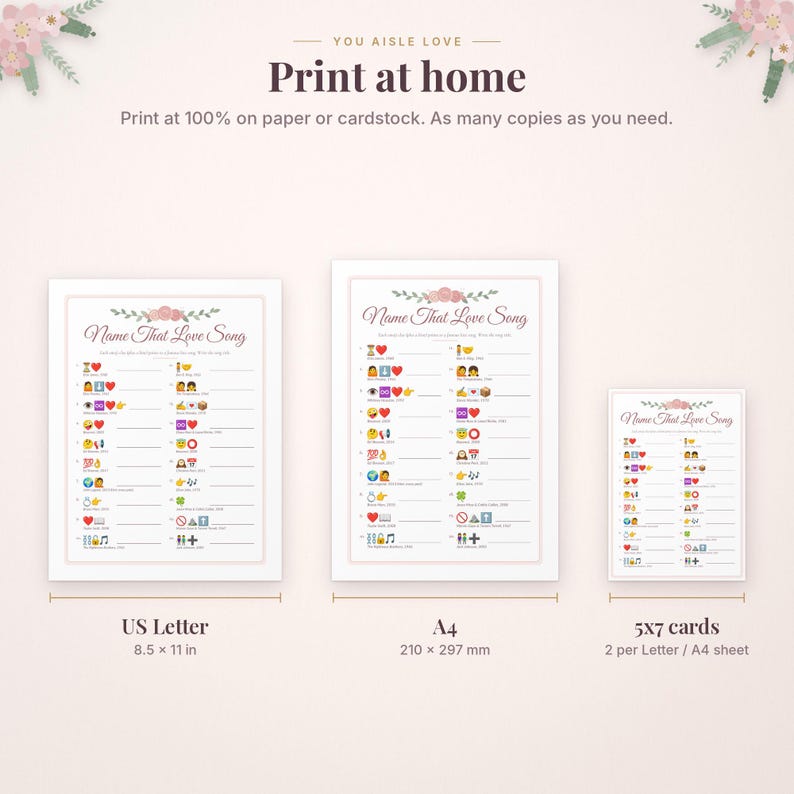Pu&ograve; includere: Un foglio di gioco digitale intitolato Name That Love Song con indizi emoji e righe vuote per le risposte. L'immagine mostra tre formati: US Letter 21,6 x 27,9 cm, A4 210 x 297 mm e carte 12,7 x 17,8 cm, decorati con motivi floreali rosa.