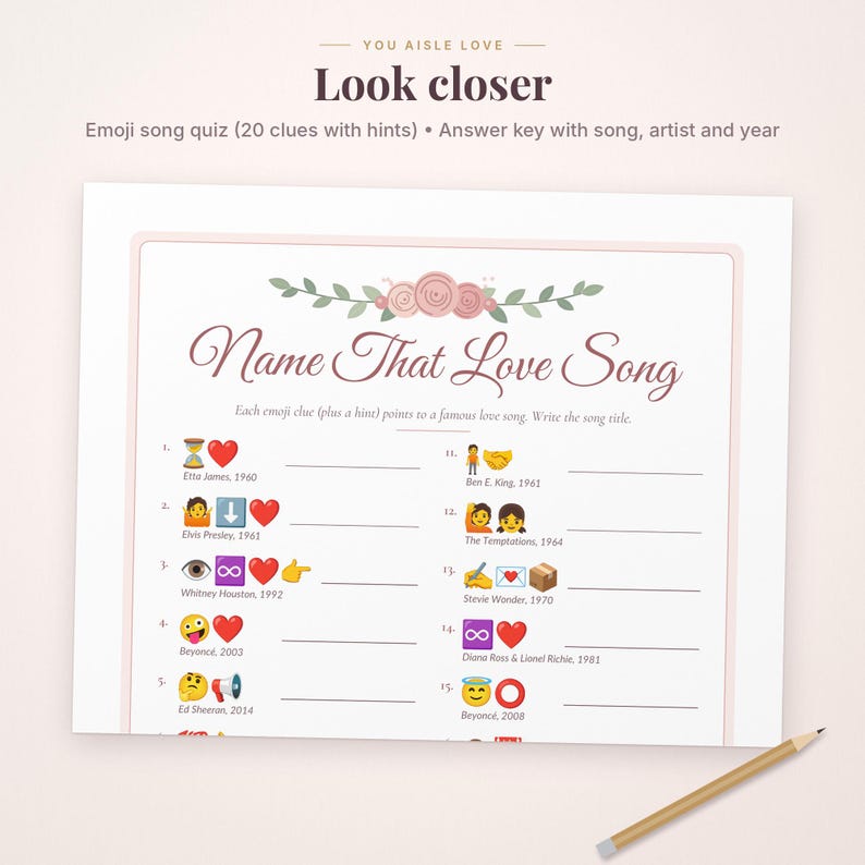 Pu&ograve; includere: Un foglio di gioco in carta bianca intitolato Name That Love Song con un'intestazione floreale. Il foglio presenta un elenco di indizi numerati con emoji per un quiz musicale, incluse le righe per scrivere le risposte. Una matita di legno &egrave; posizionata in diagonale nell'angolo in basso a destra.