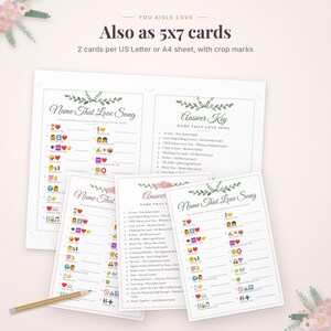 Pu&ograve; includere: Un set di giochi stampabili "Name That Love Song" con indizi emoji e chiavi di risposta. Il testo include "Name That Love Song", "Answer Key" e "Also as 5x7 cards". Una matita di legno &egrave; appoggiata sui fogli di carta bianchi.