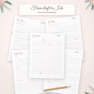 K&ouml;nnte beinhalten: Ein Gel&uuml;bde-Schreibheft mit dem Titel From draft to I do, bestehend aus mehreren wei&szlig;en, linierten Seiten mit &Uuml;berschriften wie Our Story, About You, My Promises und First Draft, verziert mit kleinen rosa Blumen und einem Holzbleistift.