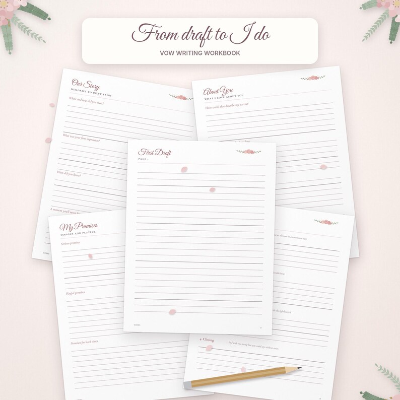 K&ouml;nnte beinhalten: Ein Gel&uuml;bde-Schreibheft mit dem Titel From draft to I do, bestehend aus mehreren wei&szlig;en, linierten Seiten mit &Uuml;berschriften wie Our Story, About You, My Promises und First Draft, verziert mit kleinen rosa Blumen und einem Holzbleistift.
