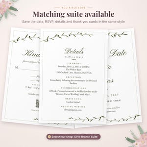 Puede incluir: Tres tarjetas de papeler&iacute;a de boda blancas con un borde de rama de olivo verde. La tarjeta central muestra texto que incluye Details, Olivia & James, informaci&oacute;n de la ceremonia y recepci&oacute;n, y una direcci&oacute;n web.