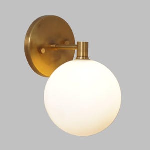 Wandleuchte mit Messingkugel, Wandlampe aus opalweißem Glas, Beleuchtung im Mid-Century-Modern-Stil, elegante Schlafzimmerleuchte