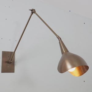 Applique da parete in ottone anticato, lampada da parete con braccio regolabile, lampada vintage con paralume in metallo, illuminazione industriale per camera da letto.