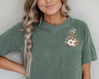 T-shirt met wilde bloemen en imitatieborduurwerk op de zak - comfortabel zwaar katoen