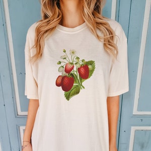 Vintage Strawberry Botanical T-shirt: rood zomer-T-shirt met bloemen