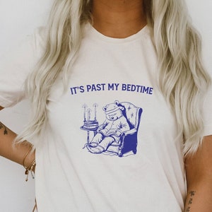 It&#39;s Past My Bedtime Cute Storytime Papa Bear in a Chair With Books Funny Cute Sarcastic Shirt Ultra Soft Graphic Tee Unisex Soft T-shirt