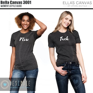 以下が含まれることがあります： 白い文字が書かれたチャコールグレーのTシャツを着た女性2人。左のシャツの文字は「Flow」、右のシャツの文字は「Tuck」。