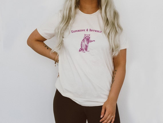 Amica di ragazza costosa e difficile Divertente procione Spazzatura Panda Divertente carino sarcastico Camicie Maglietta grafica ultra morbida T shirt morbida unisex Etsy Italia