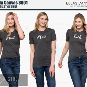 以下が含まれることがあります： 3人の女性が、それぞれ異なるスタイリングのチャコールグレーのBella Canvas 3001 Tシャツを着ています。最初の女性は、「Knot」とプリントされた結び目のTシャツを着ています。2番目の女性は、「Flow」とプリントされたTシャツを着ています。3番目の女性は、「Tuck」とプリントされたタックインされたTシャツを着ています。