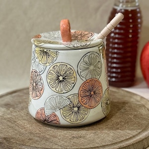 Pote de mel, pote de mel com tampa, pote de mel de cerâmica com colher de madeira, design cítrico em amarelo e laranja, prato para mel, pote de mel para Rosh Hashaná