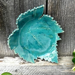 Piatto ad anello fatto a mano con vera foglia di vite, portasapone in ceramica con foglia di vite, piatto ad anello con vera foglia, portasapone in ceramica con foglia verde, portacandele tealight