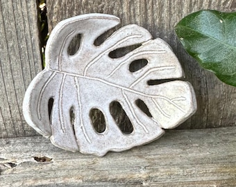 Handcrafted Ceramic Monstera Leaf Dish: Tropical Decor Pottery