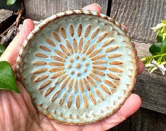 Plato redondo de porcelana hecho a mano, plato redondo con borde festoneado y textura radial, pequeño plato para baratijas o joyas, jabonera de porcelana para invitados