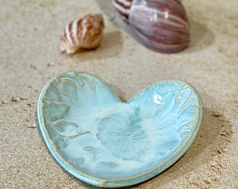 Plato de cerámica artesanal con forma de corazón: cuenco de gres blanco cremoso azul claro para joyas.